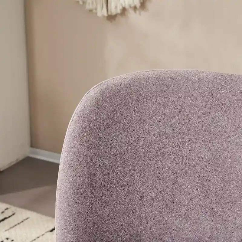 Moderní křeslo s teddy látkou, zakřiveným opěradlem a nohami