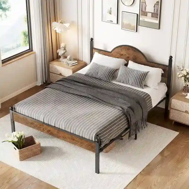 Rustikales Plattformbettgestell in Queen-Size mit Kopf- und Fußteil aus Holz