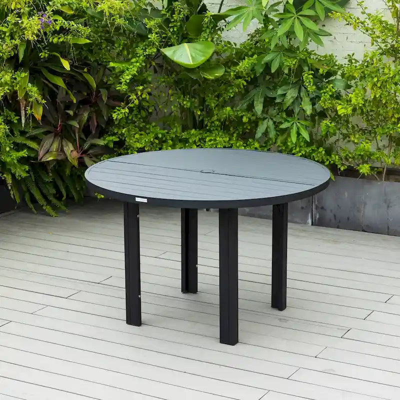 Runder Esstisch mit pulverbeschichteter Aluminiumplatte, Lamellendesign und Sonnenschirmöffnung für Familientreffen und Partys